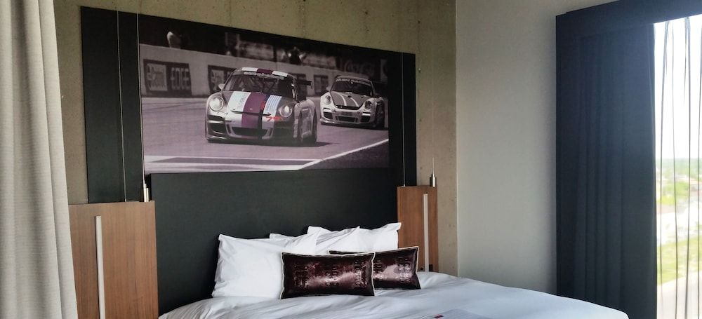 Grand Times Hotel Drummondville Superior Room, 1 King Bed 3