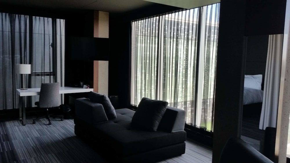 Grand Times Hotel Drummondville Superior Suite, 1 King Bed, City View 9