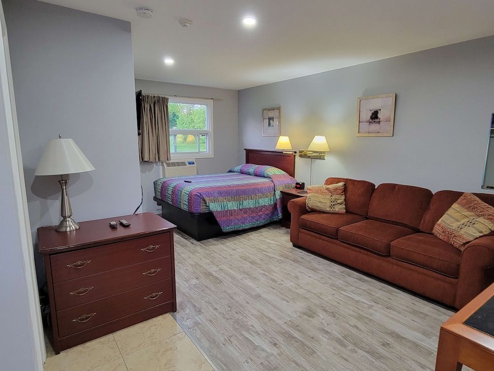 Knights Inn Cobourg Room, 1 Queen Bed with Sofa bed, Non Smoking