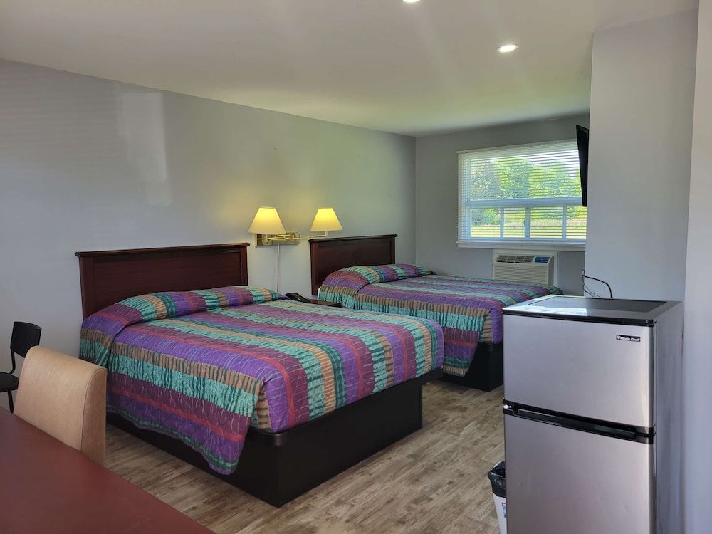 Knights Inn Cobourg Deluxe Room, 2 Queen Beds, Non Smoking, Kitchenette 2