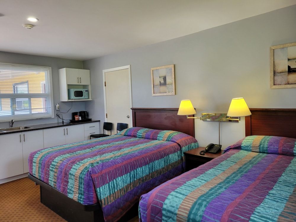 Knights Inn Cobourg Deluxe Room, 2 Queen Beds, Non Smoking, Kitchenette 5