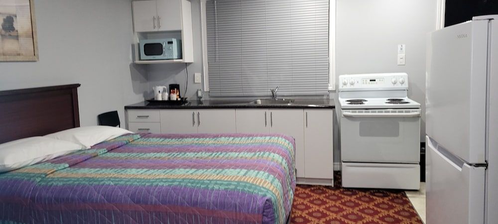 Knights Inn Cobourg Deluxe Room, 2 Queen Beds, Non Smoking, Kitchenette 3