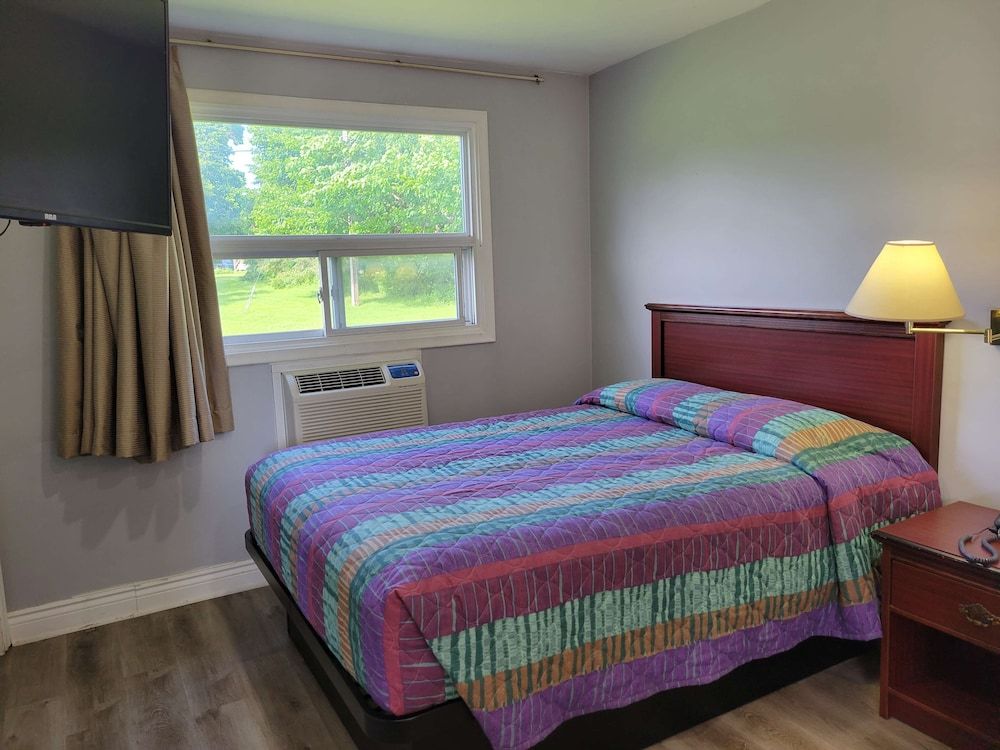 Knights Inn Cobourg Suite, 1 Queen Bed with Sofa bed, Non Smoking, Kitchen
