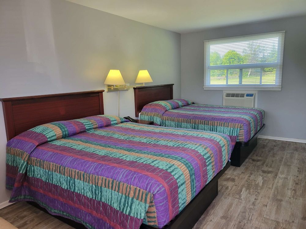 Knights Inn Cobourg Deluxe Room, 2 Queen Beds, Non Smoking, Kitchenette