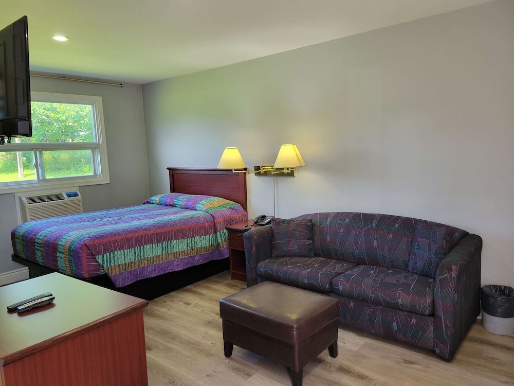 Knights Inn Cobourg Suite, 1 Queen Bed with Sofa bed, Non Smoking, Kitchen 2