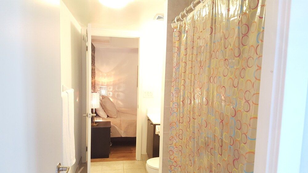 Lavish Suites- New Two Bedroom - Amazing CN Tower View City Condo, 2 Bedrooms, Kitchen, City View 28