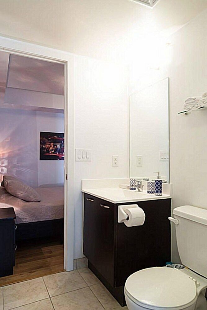 Lavish Suites- New Two Bedroom - Amazing CN Tower View City Condo, 2 Bedrooms, Kitchen, City View 32