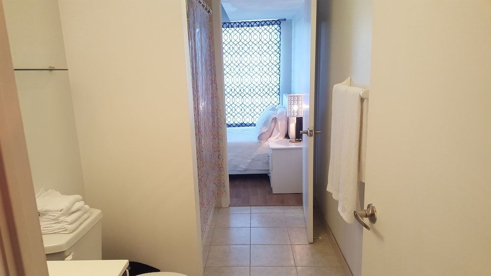Lavish Suites- New Two Bedroom - Amazing CN Tower View City Condo, 2 Bedrooms, Kitchen, City View 29