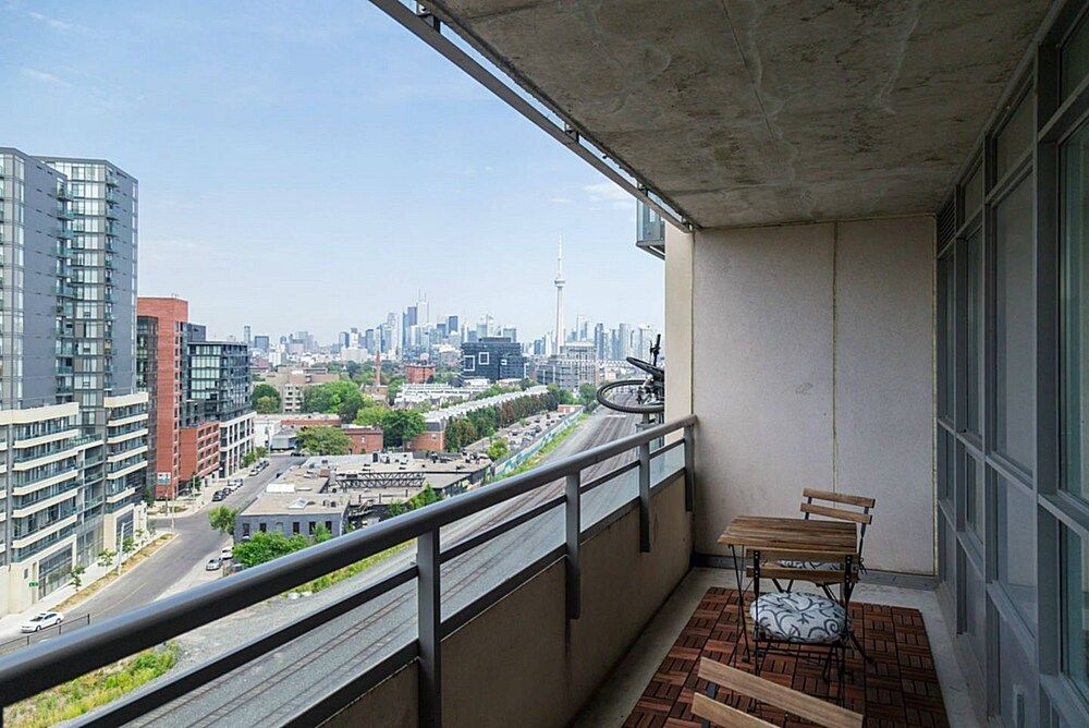 Lavish Suites- New Two Bedroom - Amazing CN Tower View City Condo, 2 Bedrooms, Kitchen, City View 25