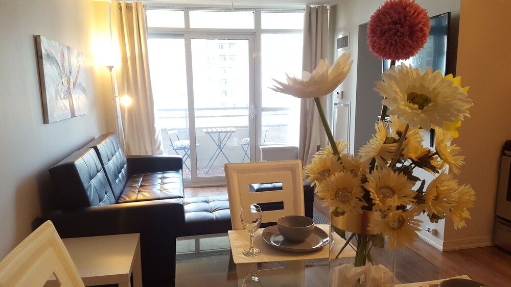 Lavish Suites- New Two Bedroom - Amazing CN Tower View City Condo, 2 Bedrooms, Kitchen, City View 17