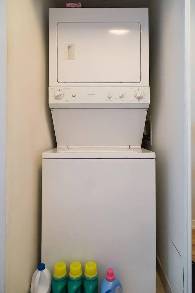 Lavish Suites- New Two Bedroom - Amazing CN Tower View City Condo, 2 Bedrooms, Kitchen, City View 26
