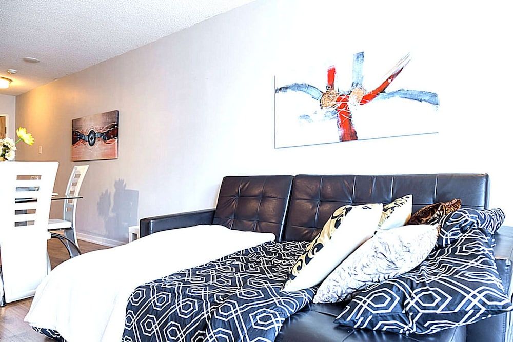 Lavish Suites- New Two Bedroom - Amazing CN Tower View City Condo, 2 Bedrooms, Kitchen, City View 19