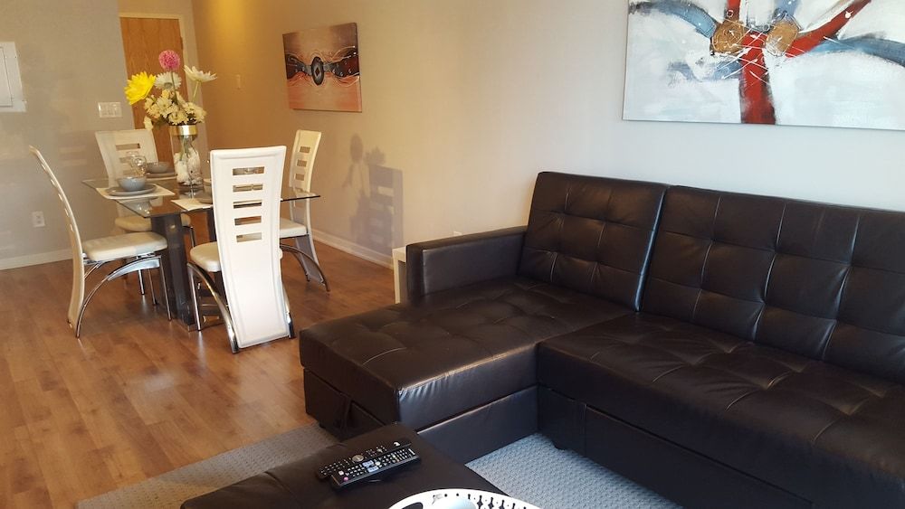 Lavish Suites- New Two Bedroom - Amazing CN Tower View City Condo, 2 Bedrooms, Kitchen, City View 18