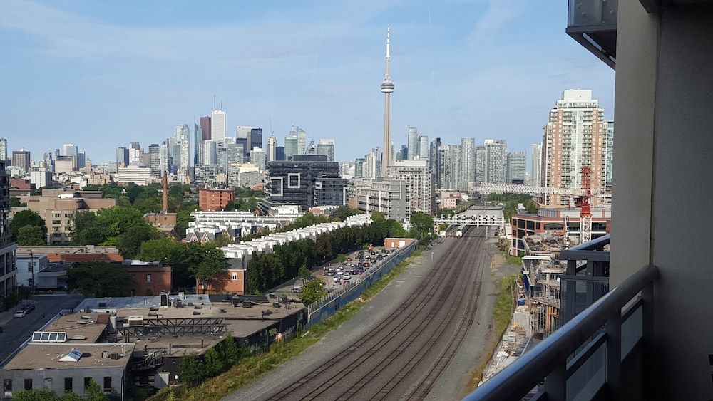 Lavish Suites- New Two Bedroom - Amazing CN Tower View City Condo, 2 Bedrooms, Kitchen, City View 27