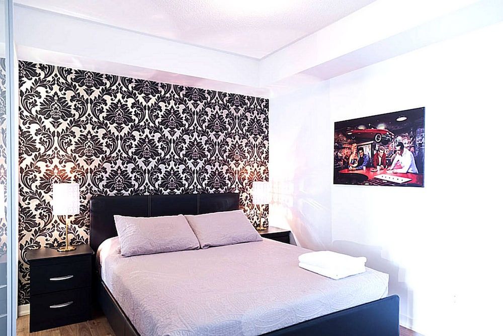 Lavish Suites- New Two Bedroom - Amazing CN Tower View City Condo, 2 Bedrooms, Kitchen, City View
