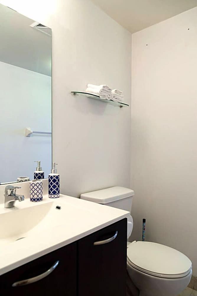 Lavish Suites- New Two Bedroom - Amazing CN Tower View City Condo, 2 Bedrooms, Kitchen, City View 33