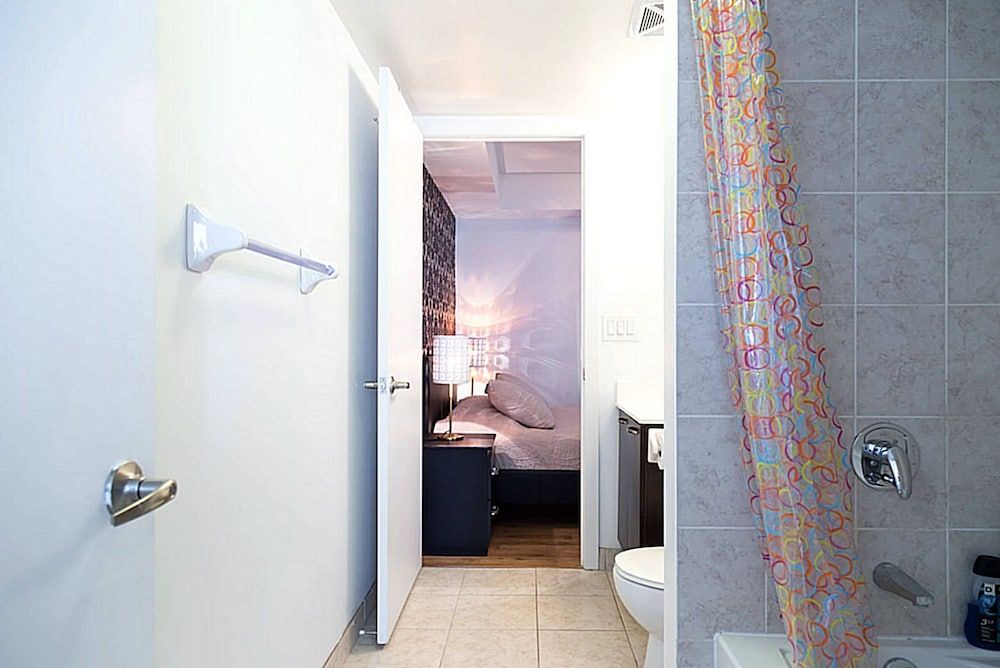 Lavish Suites- New Two Bedroom - Amazing CN Tower View City Condo, 2 Bedrooms, Kitchen, City View 31