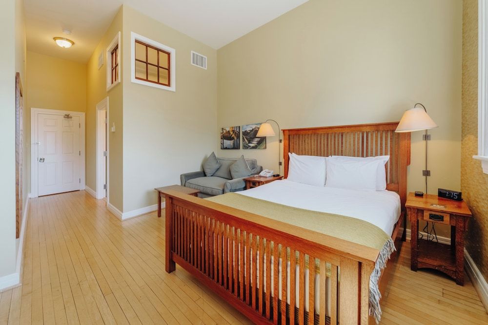 Deluxe, Queen and Sofa Bed, City View