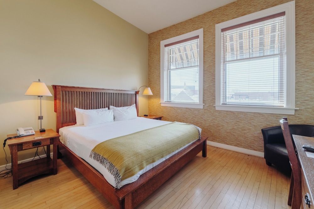 Signature, King, City View