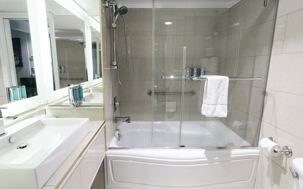 Hôtel Plaza Québec Interior Balcony Room, 1 Queen Bed and 1 Queen Murphy Bed 5