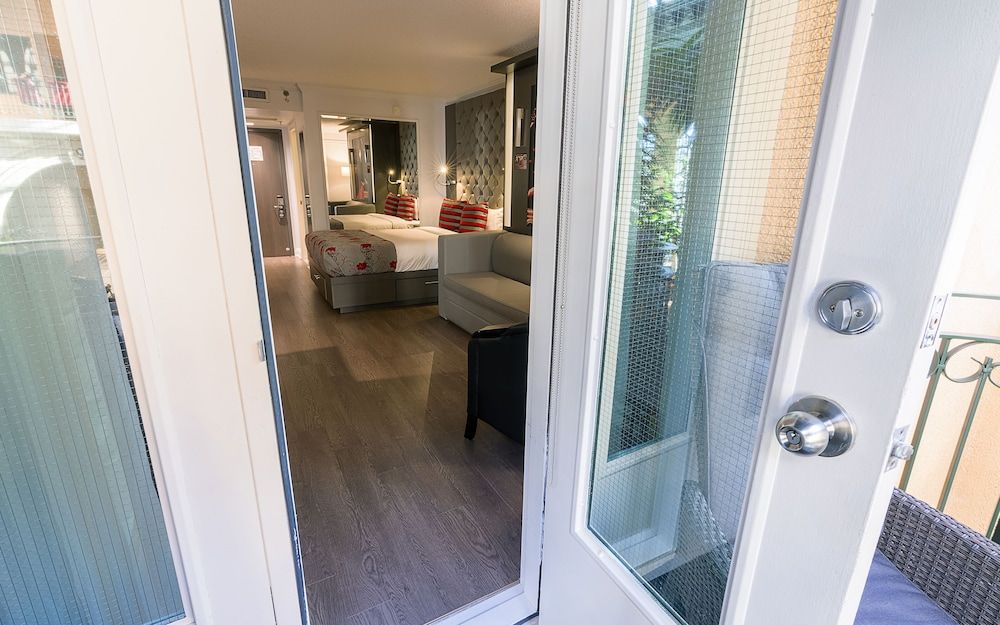 Hôtel Plaza Québec Interior Balcony Room, 1 Queen Bed and 1 Queen Murphy Bed 6