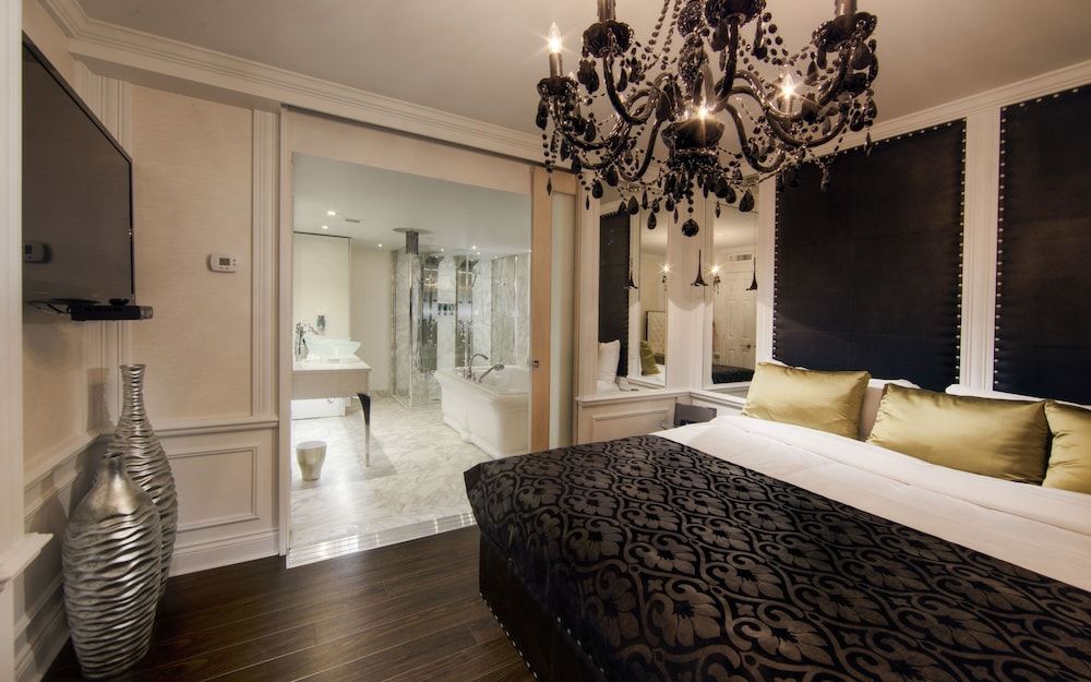 Hôtel Plaza Québec Pink Premium Suite, 1 King Bed and 1 Queen Murphy Bed