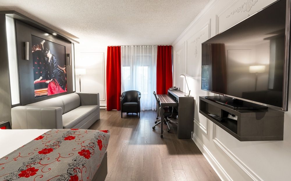 Hôtel Plaza Québec Interior Balcony Room, 1 Queen Bed and 1 Queen Murphy Bed 3