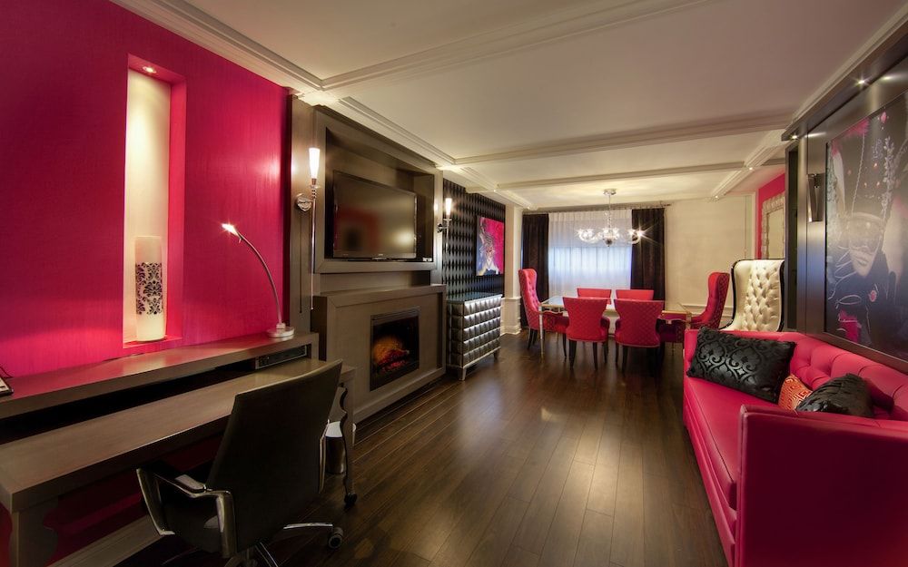 Hôtel Plaza Québec Pink Premium Suite, 1 King Bed and 1 Queen Murphy Bed 3