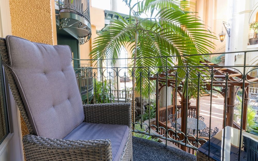 Hôtel Plaza Québec Interior Balcony Room, 1 Queen Bed and 1 Queen Murphy Bed 4