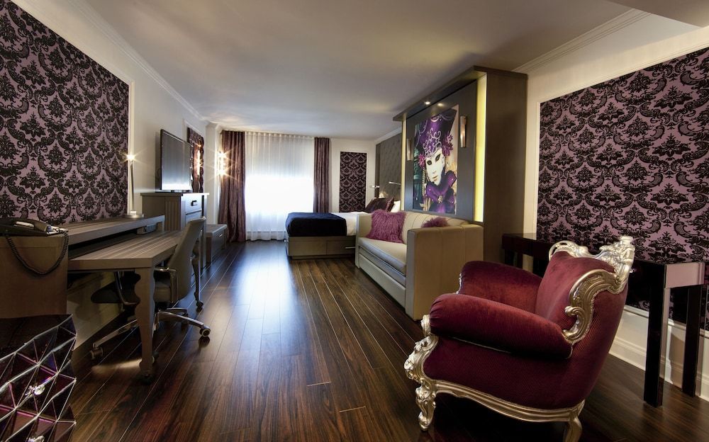 Hôtel Plaza Québec Purple Suite, 1 Queen Bed and 1 Queen Murphy Bed 3