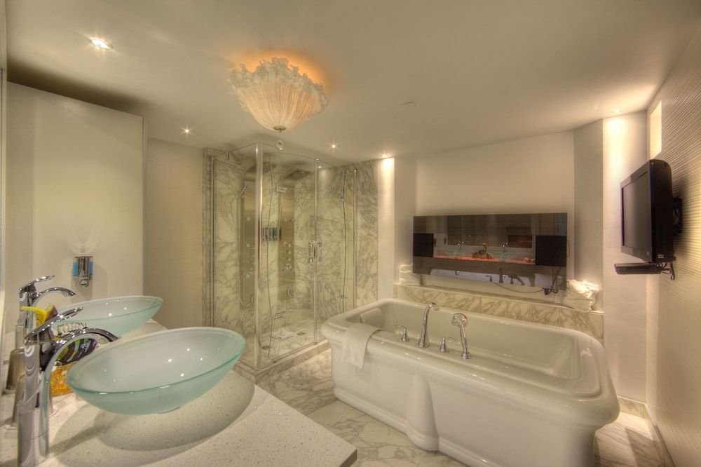 Hôtel Plaza Québec Pink Premium Suite, 1 King Bed and 1 Queen Murphy Bed 2