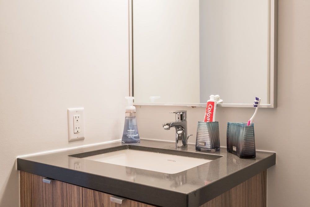 QuickStay - Luxury in Yorkville (Yonge & Bloor) Luxury Condo, 1 Queen Bed, Balcony 13