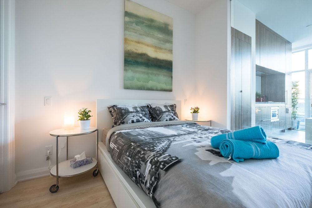 QuickStay - Luxury in Yorkville (Yonge & Bloor) Luxury Condo, 1 Queen Bed, Balcony 2