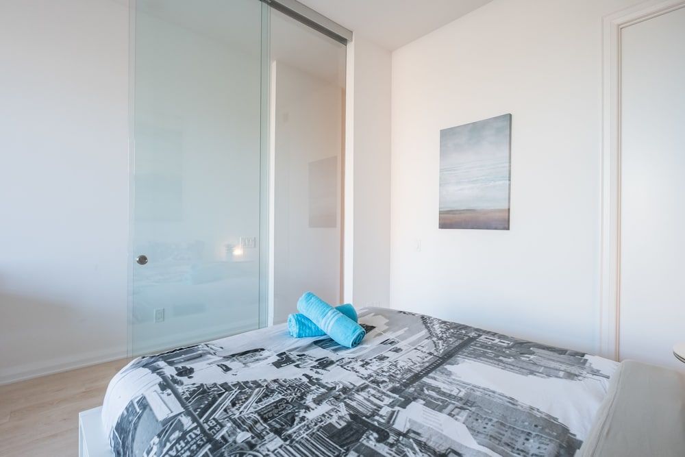 QuickStay - Luxury in Yorkville (Yonge & Bloor) Luxury Condo, 1 Queen Bed, Balcony 3