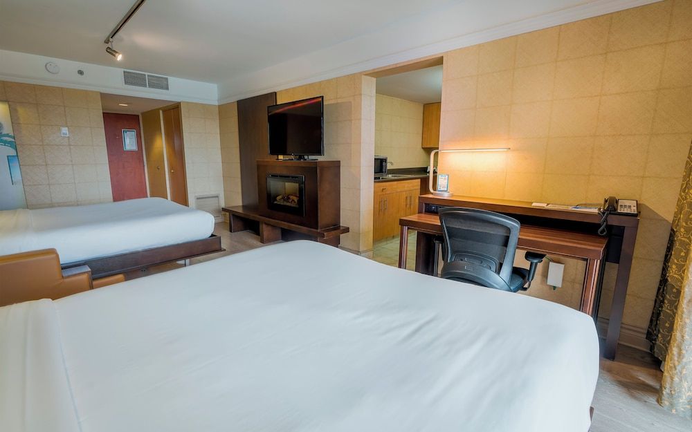 LHotelQuébec Superior Room, 2 Queen Murphy Beds, Kitchenette