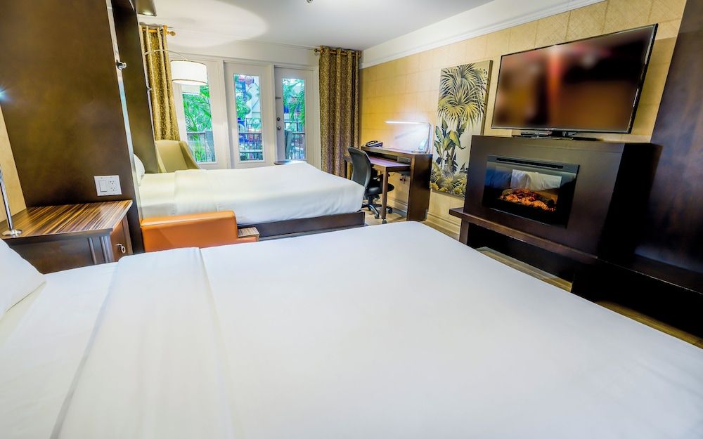 LHotelQuébec Superior Room, 1 Queen Bed, 1 Queen Murphy Bed, Garden View 3