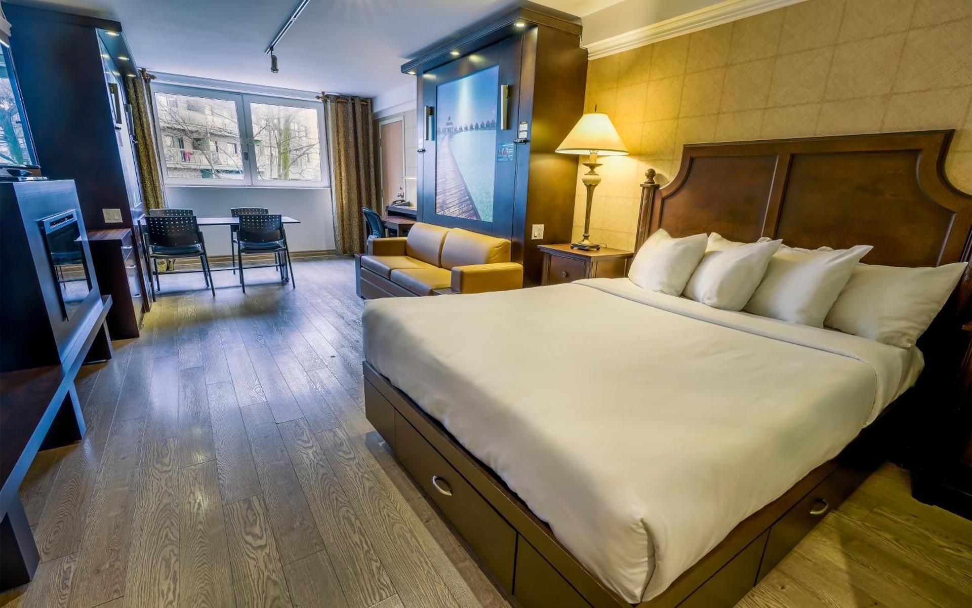 L'Hôtel Québec par JARO Studio with Three Queen Beds 2