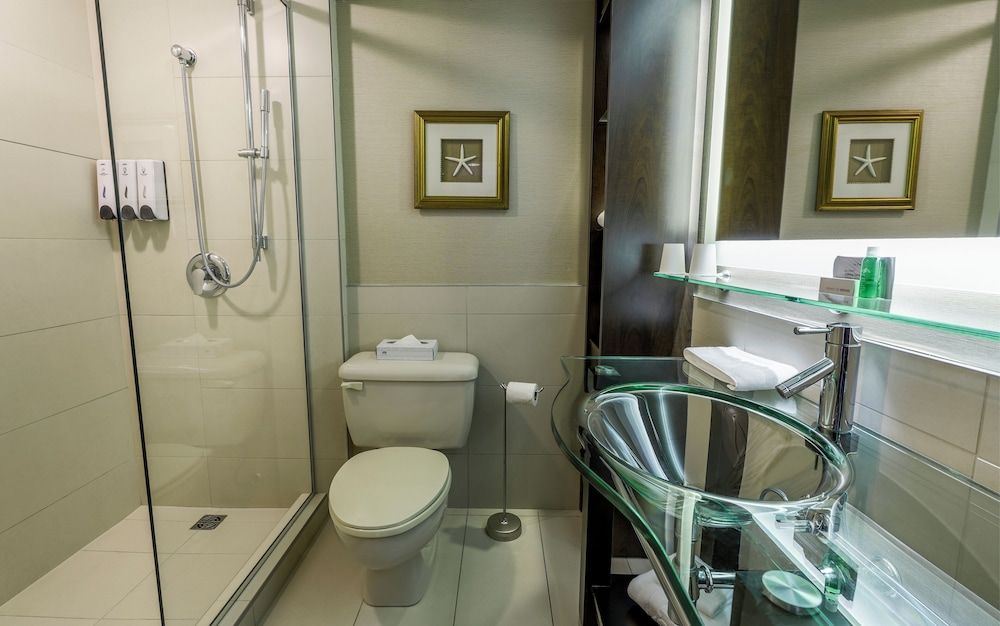 L'Hôtel Québec par JARO Classic Room 1 Queen Bed 4