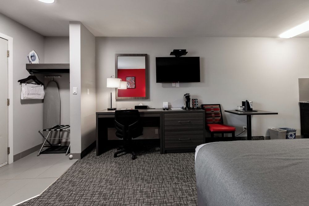 The Kanata by BCMinns Hinton Single Queen Kitchenette Exterior Access (Pet Friendly) 6