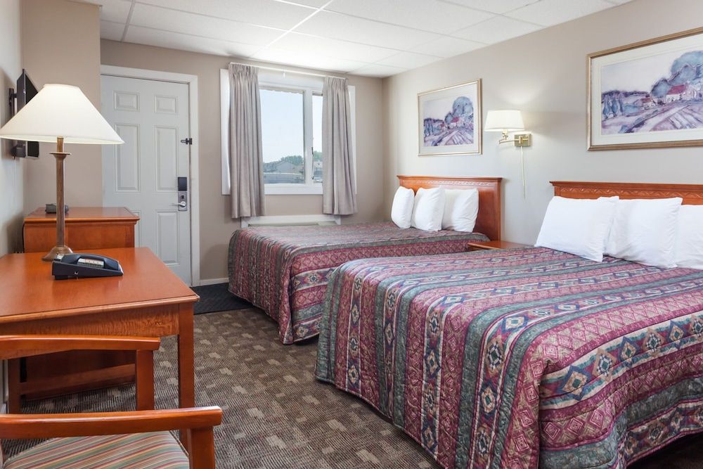 Tel Star Motel Double Room, 2 Queen Beds, Refrigerator & Microwave 3