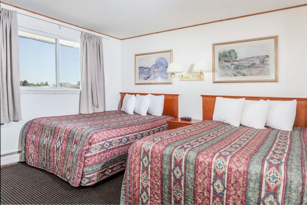 Tel Star Motel Double Room, 2 Queen Beds, Refrigerator & Microwave 4