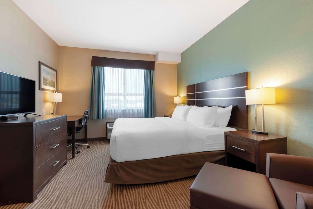 Best Western Plus Moosomin Hotel Standard Room, 1 King Bed, Accessible, Refrigerator & Microwave (Walk-in Shower)