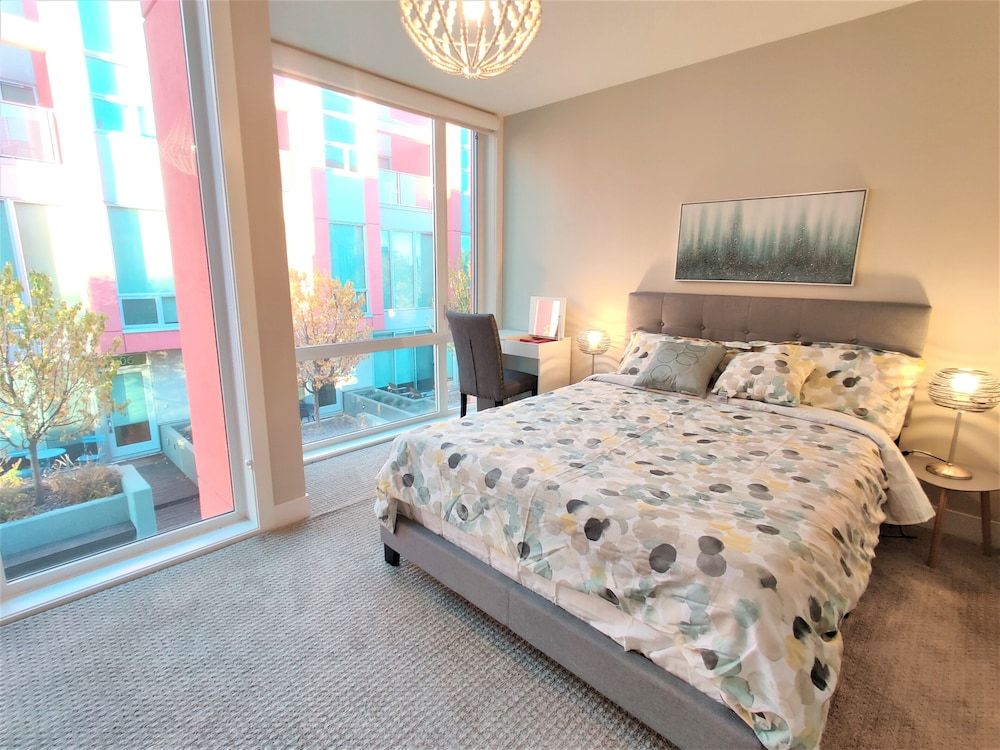 undefined Monki Di Executive Suites - GLAS - Luxury Inner City Home 3 min to Downtown w Private Rooftop Patio Fireplace 8