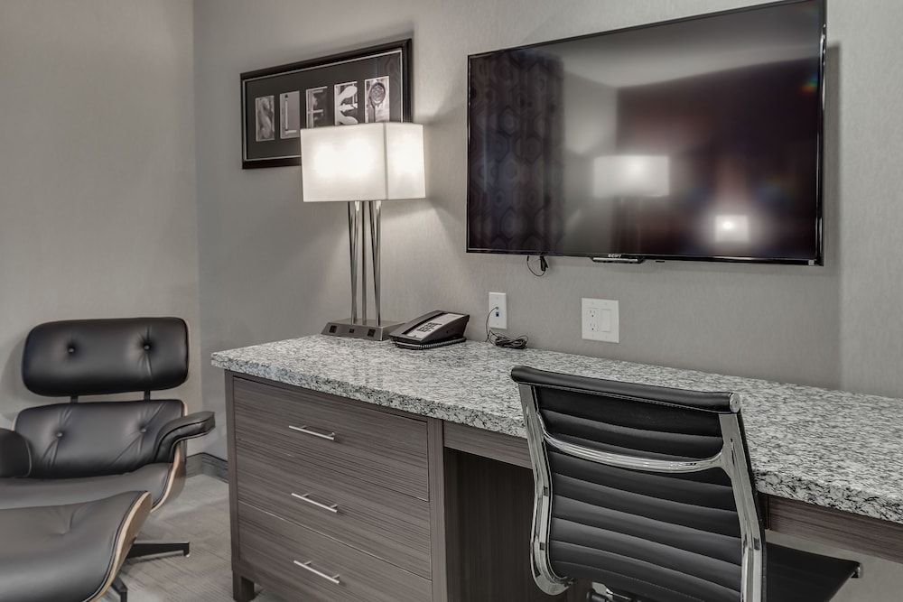 Home Inn & Suites Saskatoon South Business Suite, 1 King Bed, Kitchenette 7