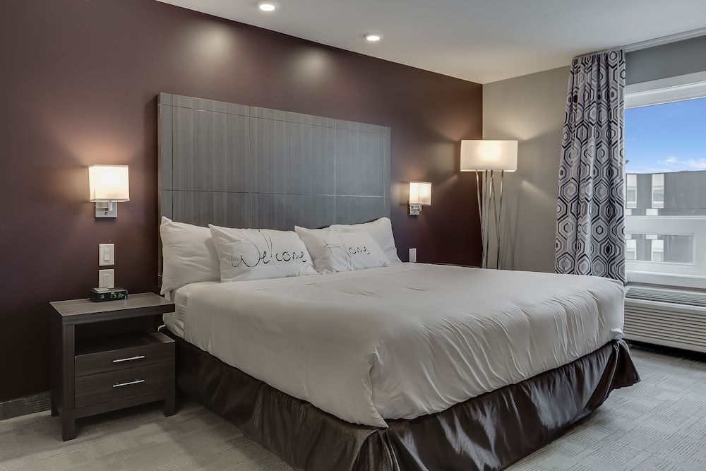Home Inn & Suites Saskatoon South Business Suite, 1 King Bed, Kitchenette 2