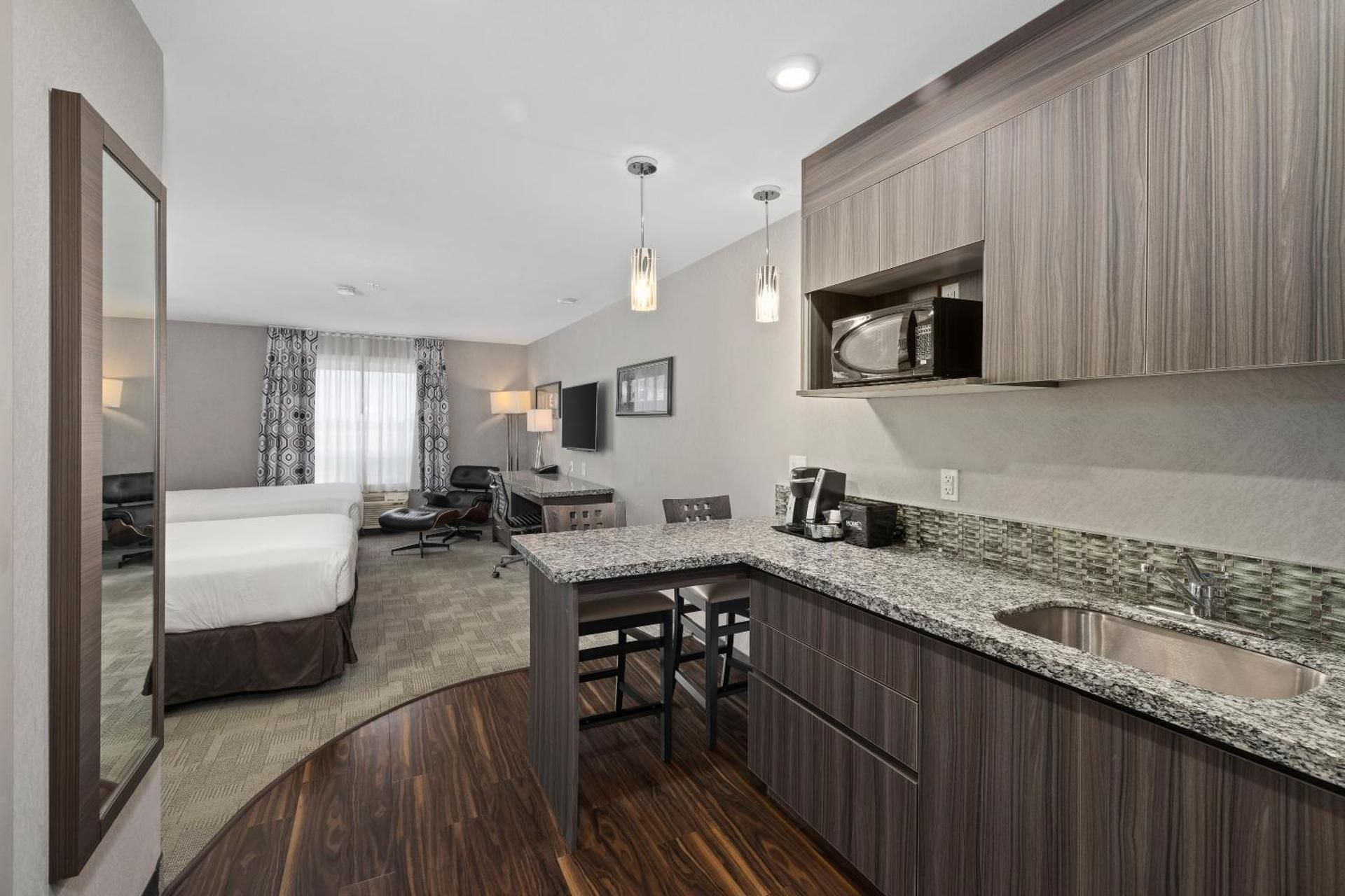 Deluxe Queen Suite