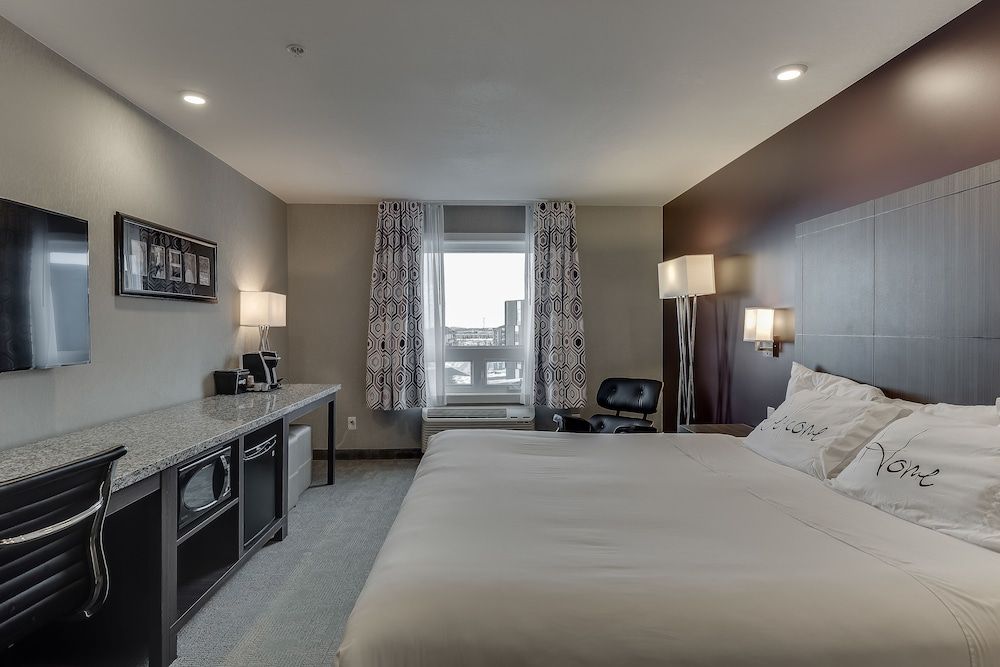Home Inn & Suites Saskatoon South Business Room, 1 King Bed 5
