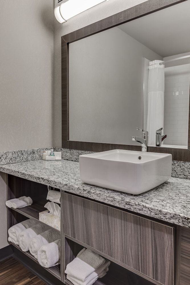 Home Inn & Suites Saskatoon South Business Suite, 1 King Bed, Kitchenette 5