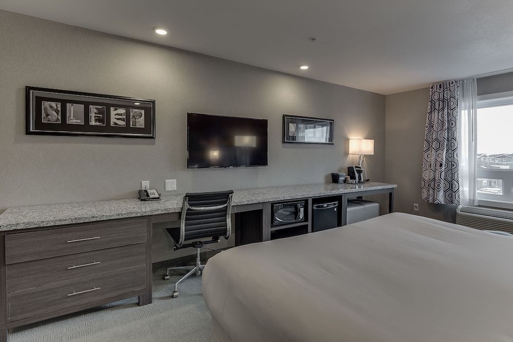 Home Inn & Suites Saskatoon South Business Room, 1 King Bed 8