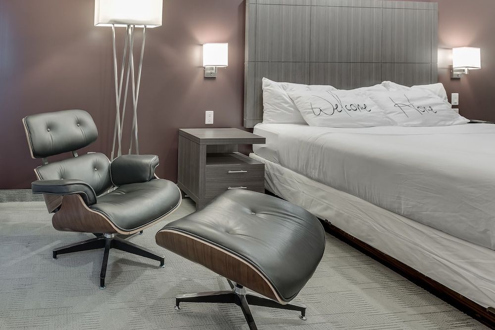 Home Inn & Suites Saskatoon South Business Room, 1 King Bed